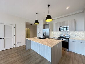 6340 W Belmont Ave in Chicago, IL - Foto de edificio - Building Photo