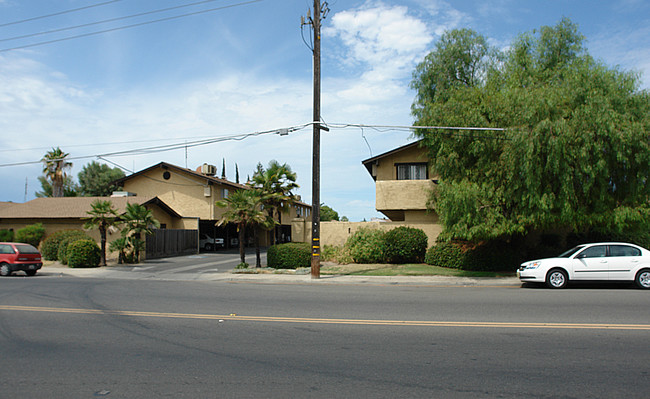 Gong's Casa Grand Apartments in Selma, CA - Building Photo - Building Photo