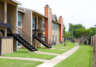 Bosque Estates Apartments in Dallas, TX - Building Photo - Building Photo