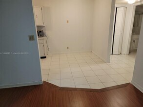 30 SE 4th Ave in Hallandale Beach, FL - Building Photo - Building Photo