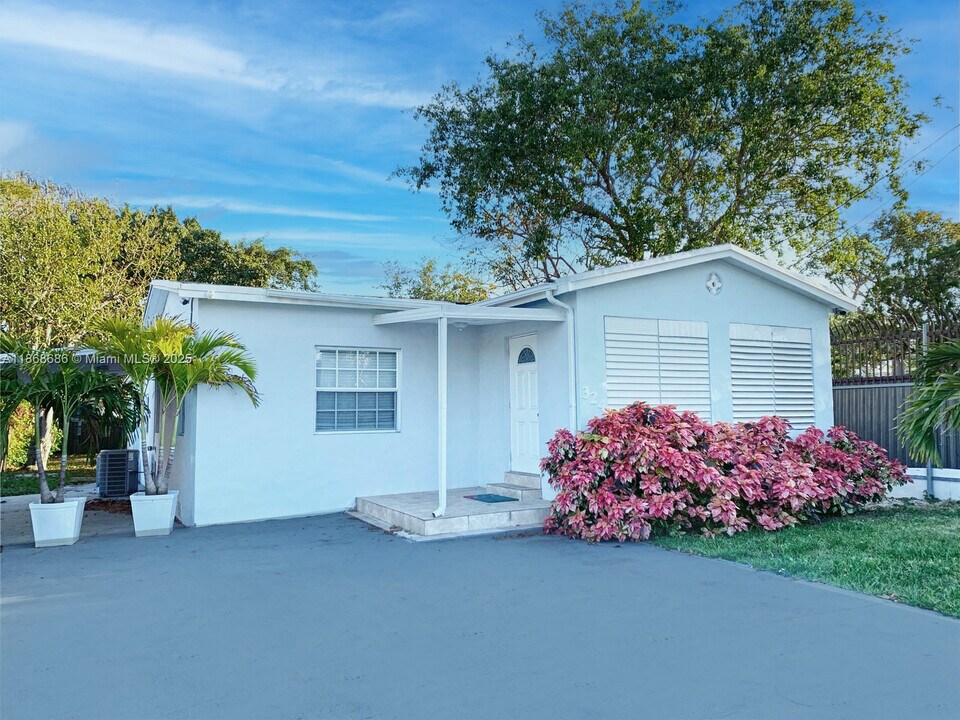 324 NW 52nd St in Miami, FL - Building Photo
