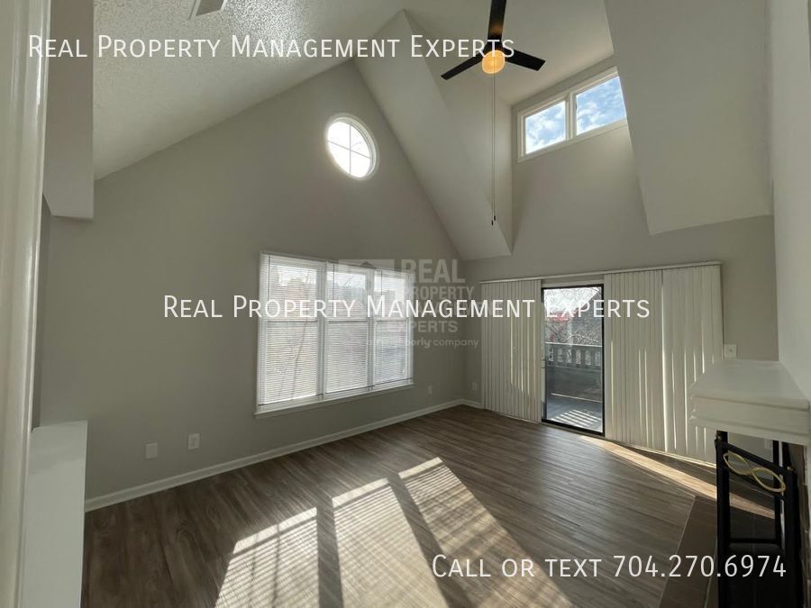9035 J M Keynes Dr in Charlotte, NC - Building Photo