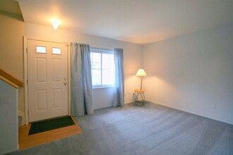 519 Longshore Dr in Ann Arbor, MI - Building Photo - Building Photo