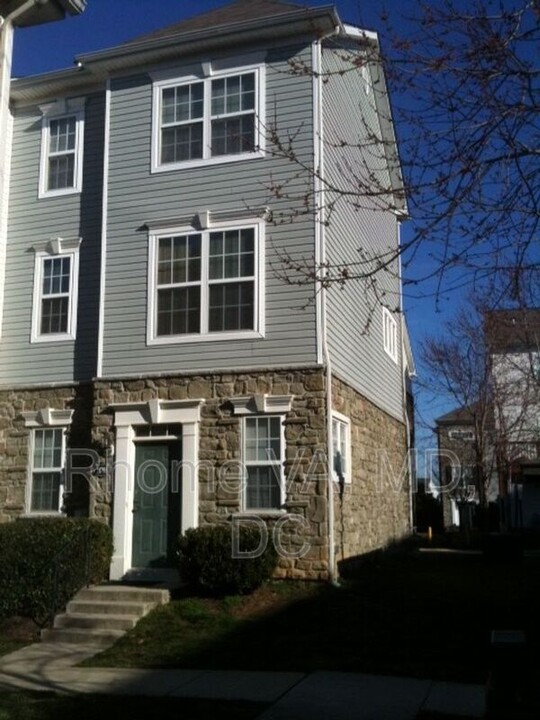 21795 Prescott Green Square in Ashburn, VA - Building Photo