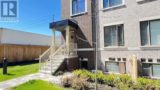 235-235 Birmingham St in Toronto, ON - Building Photo - Building Photo