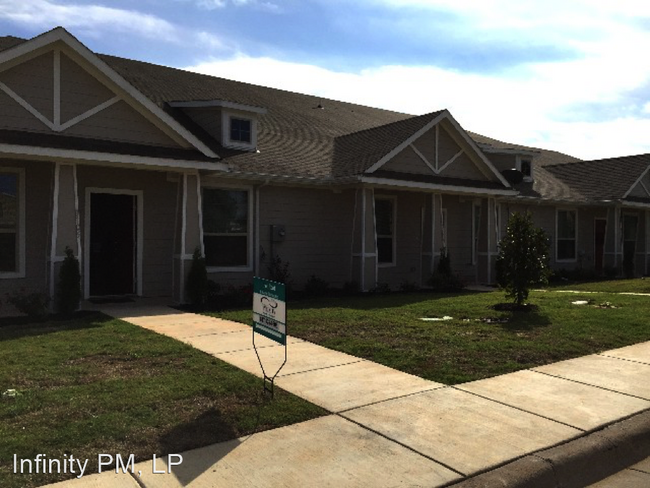 1106 Newcastle Dr in Weatherford, TX - Foto de edificio - Building Photo