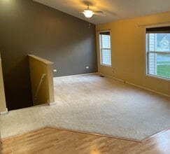 1523 Golden Oak Dr in Woodstock, IL - Building Photo - Building Photo