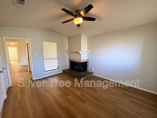 6847 S Creek Dr in Fort Worth, TX - Building Photo - Building Photo