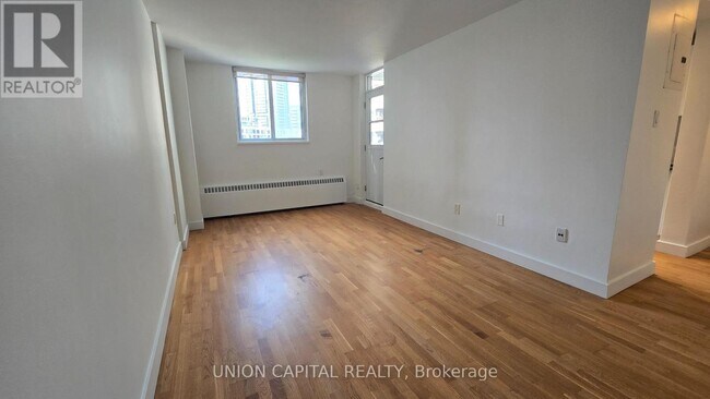 407-230-230 Oak St in Toronto, ON - Building Photo - Building Photo