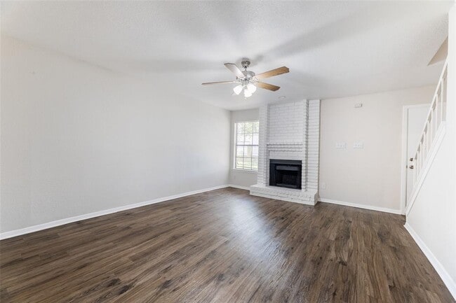 210 W Lake Dr in Taylor, TX - Building Photo - Building Photo