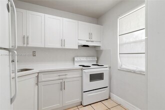 17255 SW 95th Ave, Unit 201 in Palmetto Bay, FL - Building Photo - Building Photo