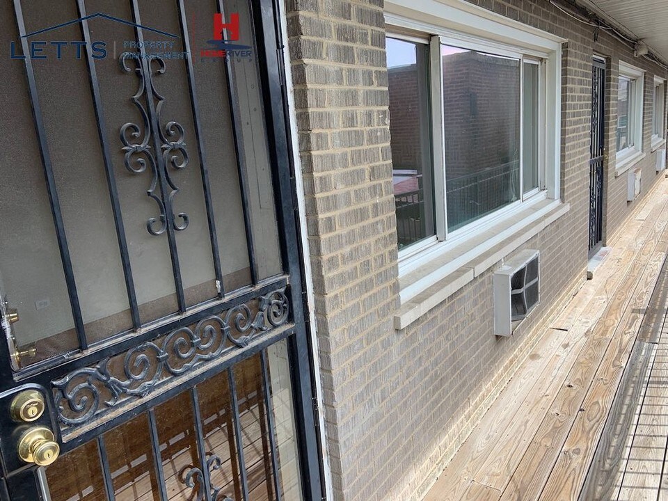 6933 S Jeffrey Blvd-Unit -1B in Chicago, IL - Building Photo