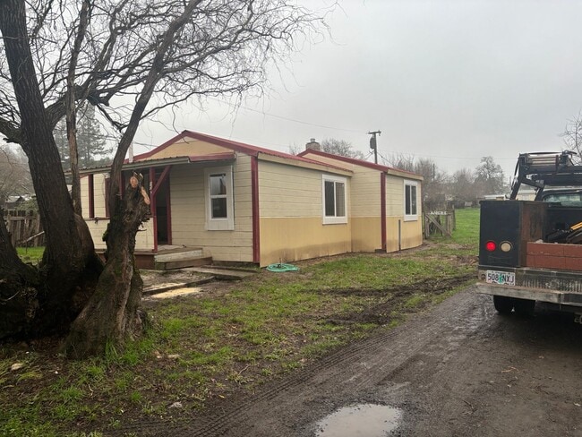 148-150 Gregory Dr in Winston, OR - Building Photo - Building Photo