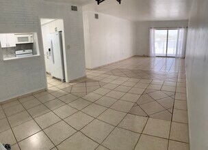 2225 NE 123rd St, Unit 114 in North Miami, FL - Foto de edificio - Building Photo