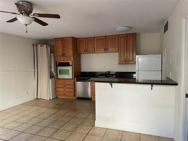 637 Executive Center Dr in West Palm Beach, FL - Building Photo - Building Photo