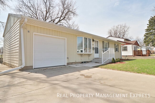 Spacious 2 Bedroom 2 Bath House with Bonus in Sioux Falls, SD - Building Photo - Building Photo