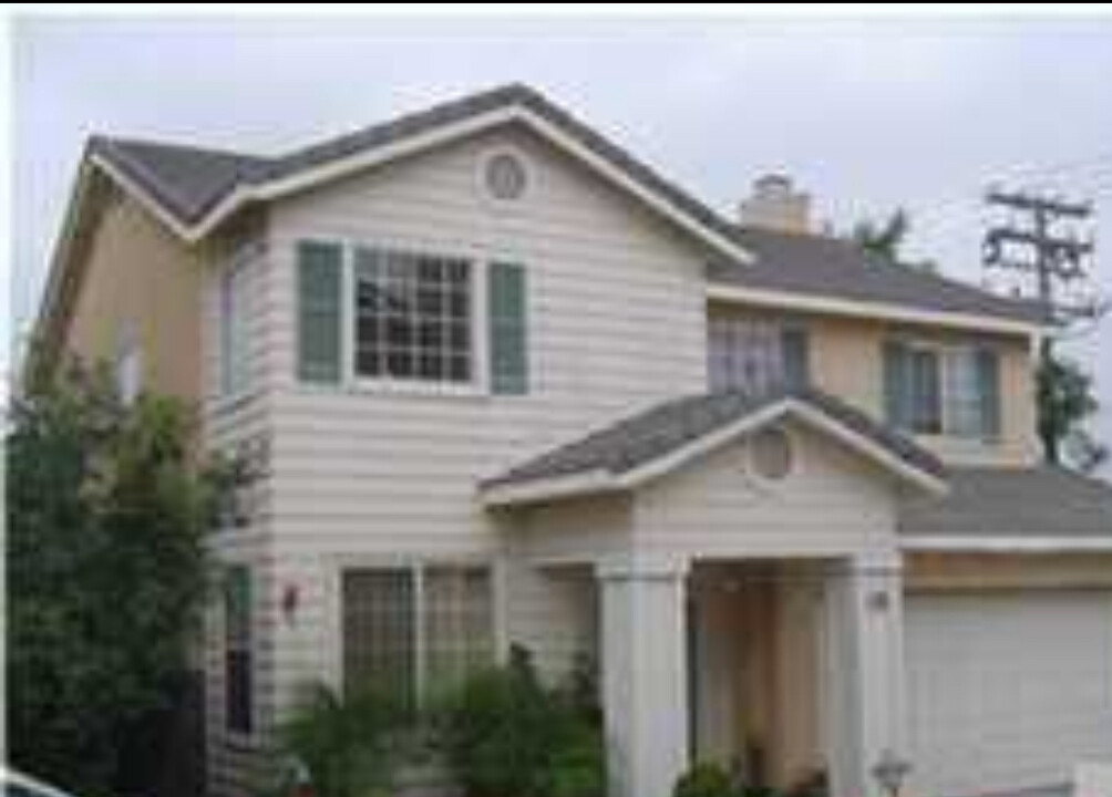 383 Camden Ct in Corona, CA - Building Photo