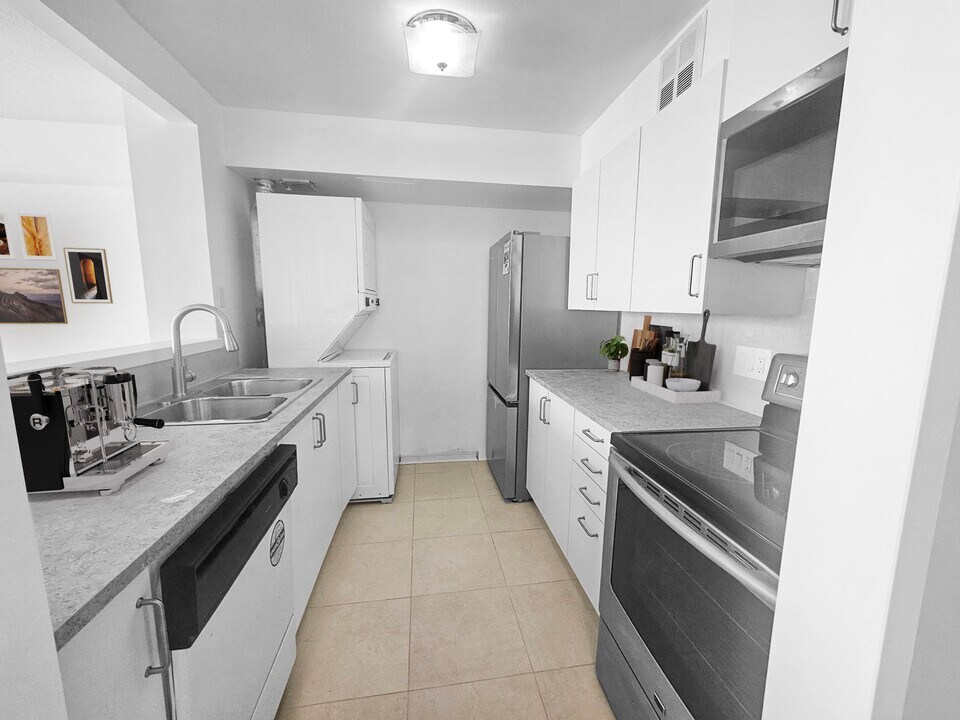3077 Weston Rd in Toronto, ON - Building Photo