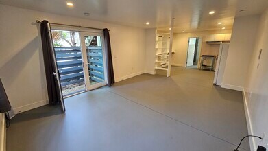 2010 Broadway St, Unit 4 in Oceanside, CA - Building Photo - Building Photo
