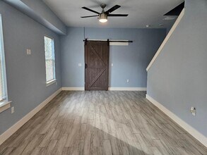 305 Anderson St, Unit B in Smithville, TX - Foto de edificio - Building Photo