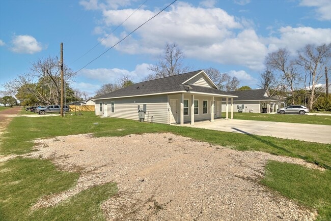 201 N Bay in Anahuac, TX - Building Photo - Building Photo