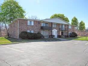 Colonial Court Apartments in Buffalo, NY - Building Photo - Building Photo