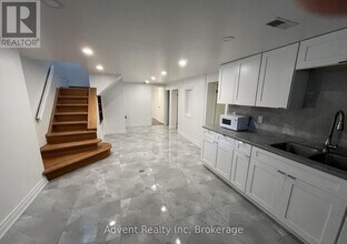 345 Centre St E in Richmond Hill, ON - Building Photo - Building Photo