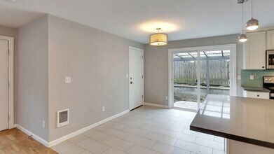 9005 North Peninsular Avenue in Portland, OR - Foto de edificio - Building Photo