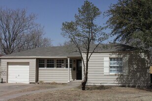 2414 32nd St in Lubbock, TX - Building Photo