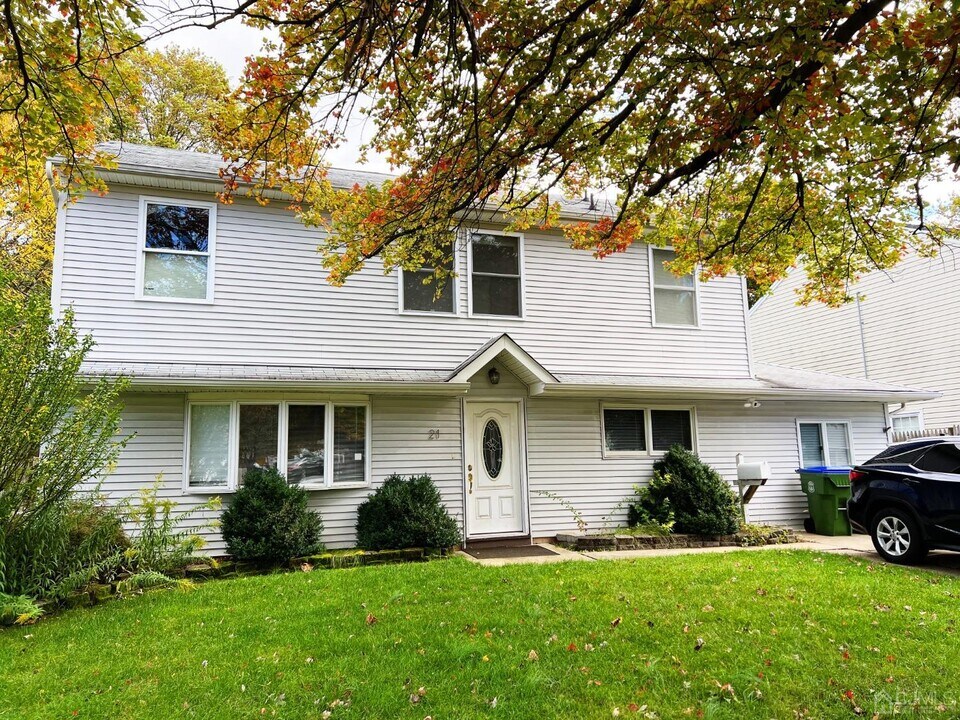 21 Raleigh Rd in Edison, NJ - Building Photo