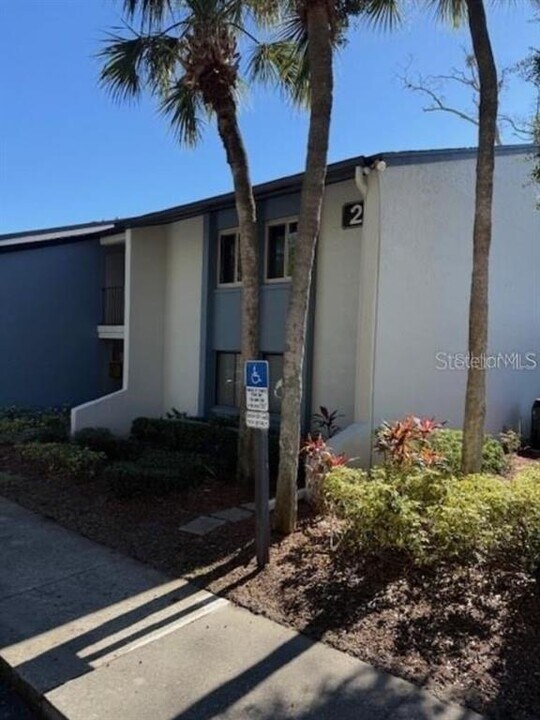 2 Escondido Cir in Altamonte Springs, FL - Building Photo