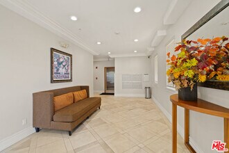 2306 Fox Hills Dr in Los Angeles, CA - Foto de edificio - Building Photo