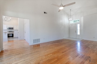 1810 Crestwood Ave in Manteca, CA - Foto de edificio - Building Photo