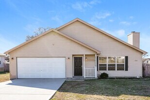 327 Lake Forest Dr in La Vergne, TN - Building Photo