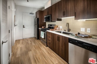 687 S Hobart Blvd in Los Angeles, CA - Building Photo - Building Photo