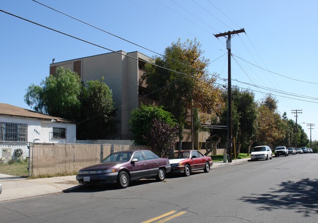 Oakcrest Manor in San Diego, CA - Building Photo - Building Photo