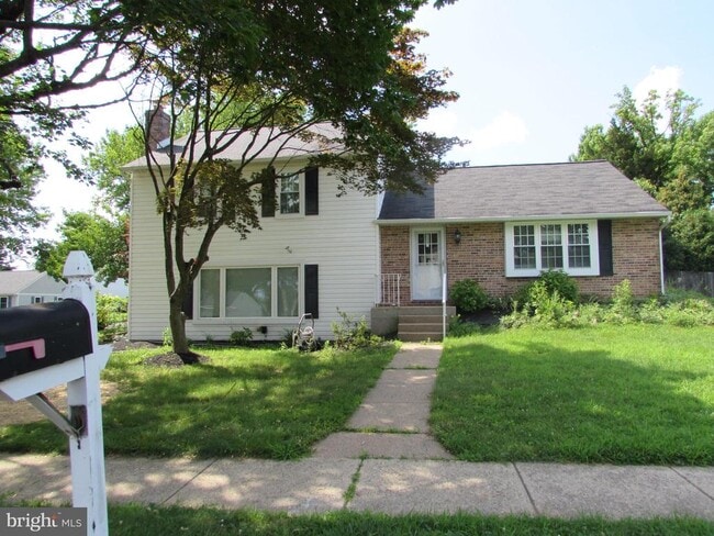 property at 2 Leslie Pl
