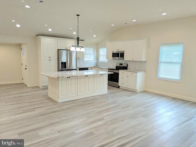 57 Swan Ln in Levittown, PA - Building Photo - Building Photo