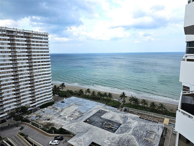 1980 S Ocean Dr, Unit 18B in Hallandale Beach, FL - Foto de edificio