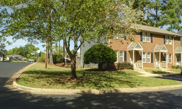 Forest Edge Townhomes in Raleigh, NC - Foto de edificio - Building Photo