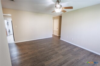 229 Craddock Ave in San Marcos, TX - Foto de edificio - Building Photo