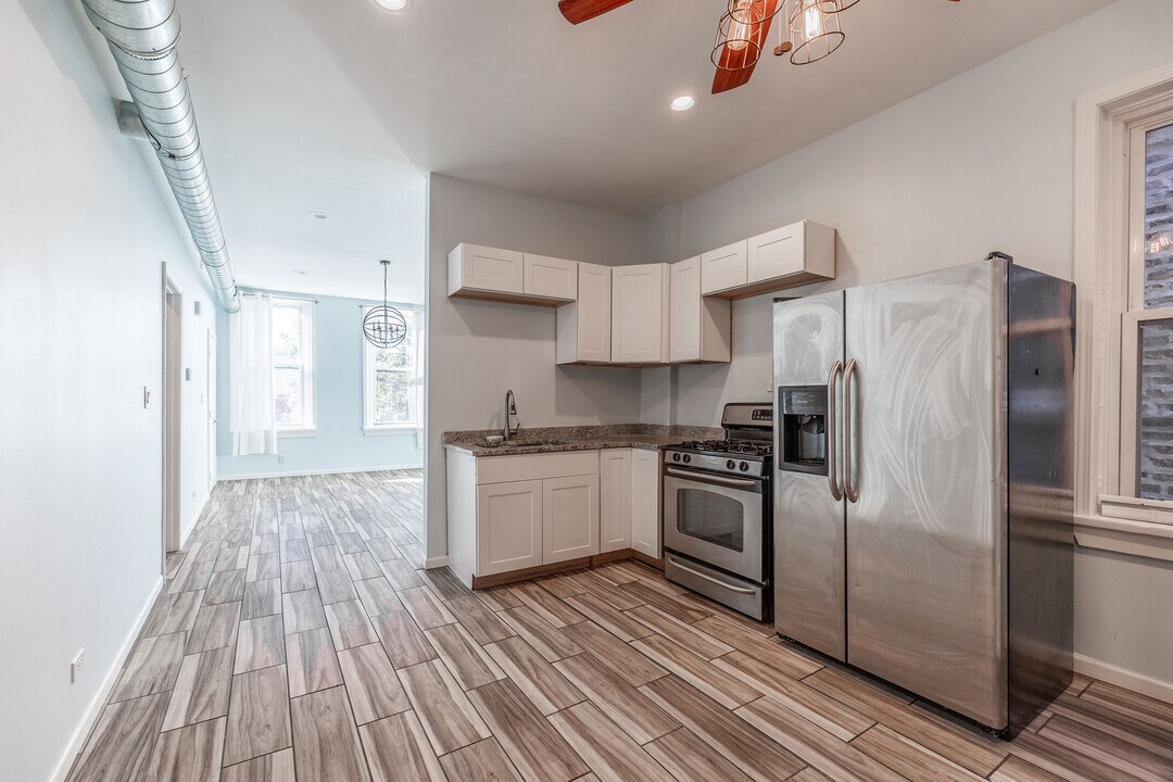 1638 W 18th Pl, Unit 2F in Chicago, IL - Building Photo