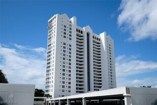 5550 Heron Point Dr in Naples, FL - Building Photo