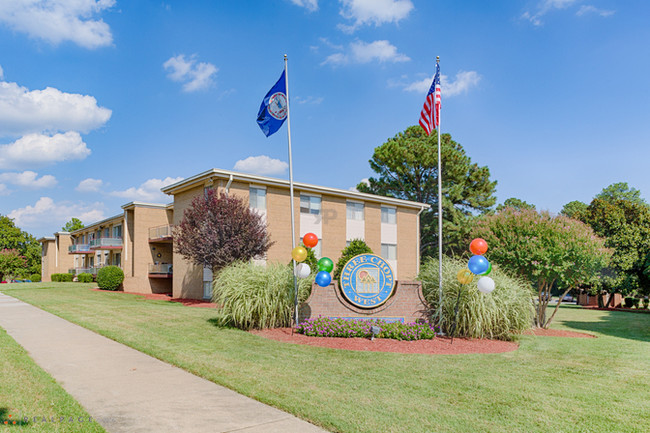 Three Chopt West Apartments in Richmond, VA - Building Photo - Building Photo