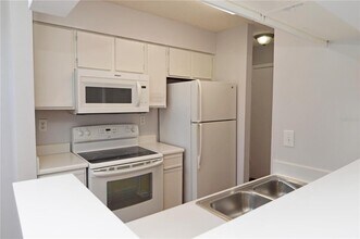 8728 Mallard Reserve Dr in Tampa, FL - Building Photo - Building Photo