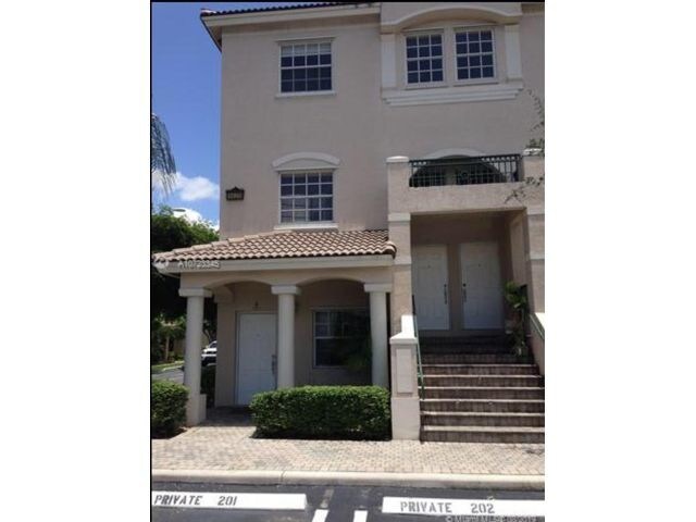 5620 NW 114th Path in Doral, FL - Building Photo