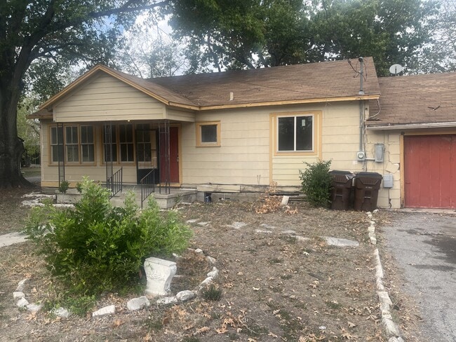 property at 1319 W San Antonio St
