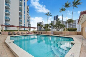 17555 Atlantic Blvd, Unit 607 in Sunny Isles Beach, FL - Foto de edificio - Building Photo