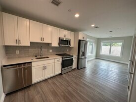 206 Old Colony Ave, Unit 301 in Boston, MA - Building Photo