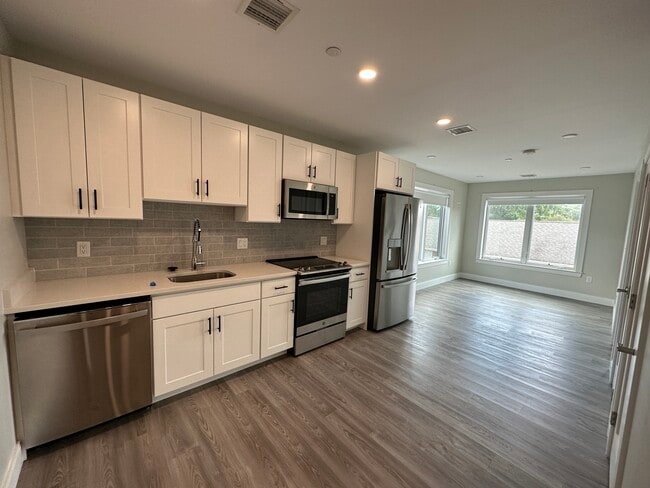 206 Old Colony Ave, Unit 301